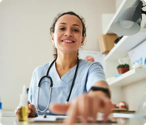 Sjuksköterska dokumenterar läkemedel i digitalt journalsystem för effektiv läkemedelshantering inom vården.